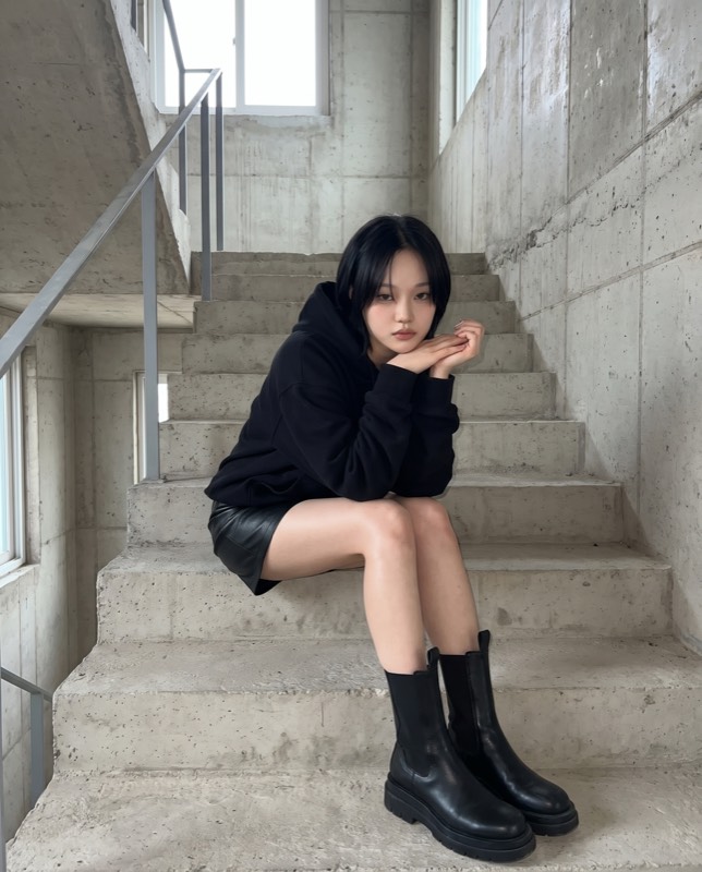 コンクリートの階段に座る黎
